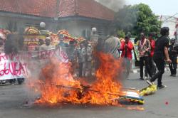 Demo di Pelantikan DPRD Lebak Ricuh, Massa Saling Dorong hingga Bakar Karangan Bunga