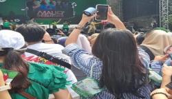 Viral Gadis Gantung Pengharum Ruangan di Badan saat Nonton Konser gegara Takut Bau Ketiak