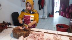 Harga Daging Ayam di Pasar Manis Ciamis Turun Drastis