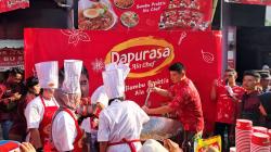 Perkenalkan Produk Bumbu Baru, Chef Arnold Bagikan 2.000 Nasi Goreng Gratis di Pasar Surabaya