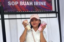 Viral Sop Buah Irine Omzetnya Miliaran Setiap Bulan, Ternyata Begini Cara Jualannya!