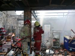 Bangunan Toko Kelontong di Gambang Jombang Habis Terbakar, Satu Orang Luka Bakar