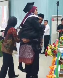 Air Mata Haru Mengalir, Ayah Gendong Putri yang Sakit saat Wisuda di Universitas Muhammadiyah Bima