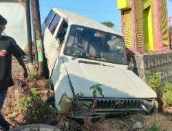 Hindari Motor Memotong Jalur, Mobil Kijang Terperosot ke Tepi Jalan di Boyolali