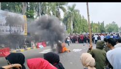 Rusuh! Demo di Pelantikan Anggota DPRD Cilegon, Massa Bakar Ban hingga Lempar Botol Air Mineral