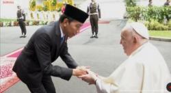 Presiden Jokowi Menunduk Saat Sambut Kehadiran Paus Fransiskus di Istana Merdeka