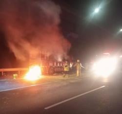 BREAKING NEWS: Truk Bermuatan Alat Kemah Hangus Terbakar di Tol Japek