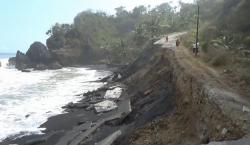 Jalan Lintas Selatan Pasirian-Terpursari Putus Akibat Tergerus Abrasi Air Laut