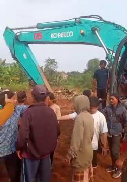 Diduga Serobot Lahan Tanpa Izin, Warga Parungpanjang Bogor Hadang Alat Berat Milik Pengembang