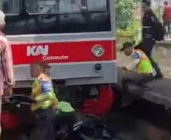 Ngeri, Pemotor Terseret KRL dari Bojong Gede hingga Citayam