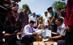 Al Haris Gubernur Jambi Serahkan Bantuan Pendidikan Seragam Sekolah di SMK 1 Sungai Penuh