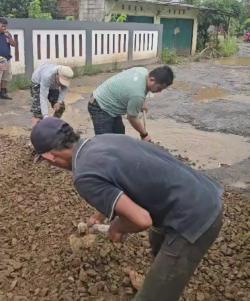 Dua Tahun Lebih Tak Digubris Pemkab Bogor, Warga Parungpanjang Swadaya Perbaiki Jalan Rusak