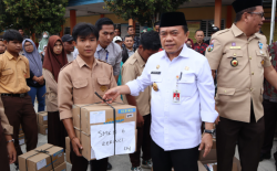 Al Haris Gubernur Jambi Serahkan Bantuan Dumisake Pendidikan dan Dumisake UMKM