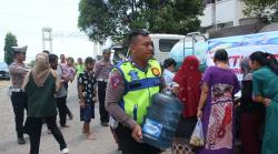 HUT Lalu Lintas ke-69, Polisi Lalu Lintas Pemalang Blusukan Bagikan Bantuan Air Bersih ke Warga