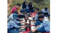 Susah Sinyal, Siswa SMP Negeri 4 Muncang Kerjakan ANBK di Atas Bukit