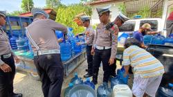 Bagikan Air Bersih ke Warga, Satlantas Polres Pelalawan Juga  Lakukan Cooling System