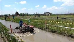 Puluhan Petani Beradu Cepat Saat Balap Traktor di Klaten