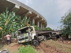 Kecelakaan Hari Ini di Bekasi, Truk Kontainer Terjun Bebas di Tol Cibitung-Cilincing