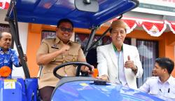 Pj Wali Kota Palopo Serahkan Bantuan Alsintan ke Universitas Andi Djemma