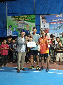 Tutup Turnamen, Kades Serahkan Piala Pemenang Badminton Cup I Bandar Abung Jaya 