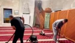 Viral, Mantan Pemain Bintang Arsenal Mesut Ozil Bersihkan Masjid di Turki