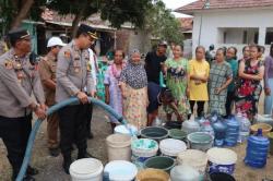 Terdampak Kemarau Polres Ciko Distribusikan 13 Ribu Liter Air Bersih Ke Warga Banjarwangunan