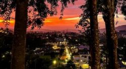 Pemandangan Sunset dan Danau Menakjubkan, 5 Tempat Dinner Romantis di Puncak