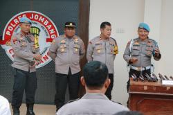 Mendadak, Propam Polda Jatim Mengecek Senpi dan Tes Urine Personel Polres Jombang