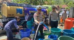 Meski Hujan Turun, Warga Tasikmalaya Masih Kekurangan Air Bersih, Polisi Turun Tangan