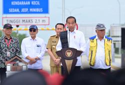 Foto-foto Jokowi Resmikan Ruas Tol Ruas Binjai-Langsa dan Kuala Tanjung-Tebing Tinggi Tembus Parapat