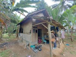 Duh Lebak! Hari Gini Masih Ada Aja Warganya yang Tinggal di Rumah Tidak Layak Huni