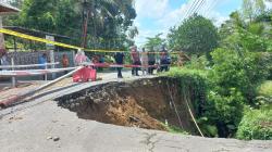 Jalan Ambles di Parungponteng Tasikmalaya Putuskan Akses Jalan Utama dan Penghubung Antar Kecamatan