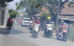 Warga Cigecih Kelurahan Gedong Dalem Cilegon Keluhkan Tanggul Jalan yang Tinggi