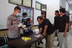 Antisipasi Penggunaan Narkoba, Personil Polres Probolinggo Kota Jalani Tes Urine