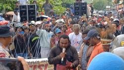 Memanas !!! Ribuan Massa OAP Berunjuk Rasa Dukung Keputusan MRPPBD Soal Hak Politik Orang Asli Papua