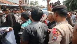 Ratusan Warga Asahan Tutup Jalan Provinsi Kisaran-Simalungun, Protes Jalan Rusak Tak Juga Diperbaiki