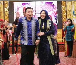 Kerennya Al Haris-Hesnidar Haris Kenalkan Tenun Songket Batik Jambi di Catwalk