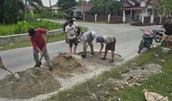 Kenakan Kaos Oblong, Anggota DPRK Aceh Singkil Tambal Puluhan Titik Jalan Berlubang