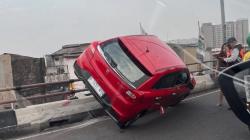 Mengerikan! Suzuki Baleno Nyaris Terjatuh dari Atas Flyover Ciputat Tangerang Selatan