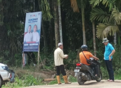 Curang, Lurah Teluk Dawan Diduga Nekat Pasang Sendiri Baliho RH