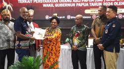 MRP Papua Serahkan Dokumen Hasil Verifikasi Faktual Keaslian OAP ke KPU Papua