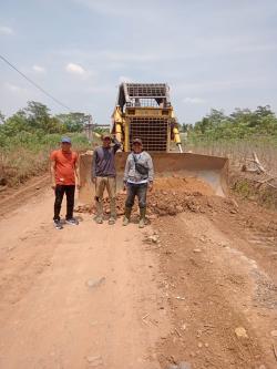 Wabup Ali Rahman berikan Bantuan Pribadi Perbaiki Jalan Simpang Mayit dan Karang Agung