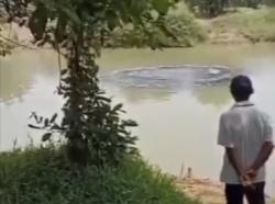 Heboh! Kemunculan Pusaran Air dengan Gumpalan Hitam Pekat di Aliran Sungai Citarum Bekasi