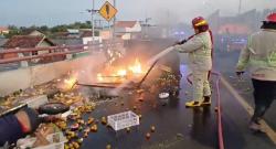 Tabrakan Beruntun di Jembatan Ploso Baru, Satu Tewas Kendaraan Terbakar Hebat