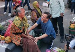 Momen Haru Ahmad Luthfi Bersimpuh di Pangkuan Lansia Pedagang Bunga Setaman di Sukoharjo