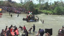 Asrah Batin, Ribuan Warga Gelar Tradisi Unik Asrah Batin 2 Pengantin di Dasar sungai Tuntang,