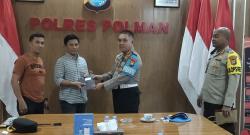 Kapolda Sulbar dan Kabid Propam Serahkan santunan Pada Keluarga Tahanan Polres Polman Yang Tewas