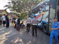 Bus Sugeng Rahayu Tabrak Pohon di Jombang, Alhamdulillah Seluruh Penumpang Selamat!