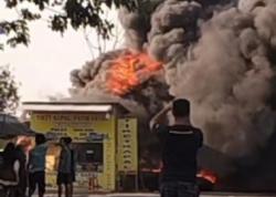 Korsleting Listrik Bikin Kios Tambal Ban di Cilegon Hangus Terbakar, Pemilik Nyaris Terpanggang