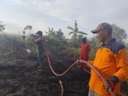 TNI Polri dan BPBD Berjibaku Padamkan Karhutla di Desa Kubu Kumai